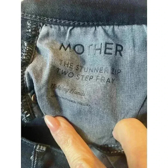 Mother Women's the stunner two step ankle fray dark wash holding hands size 27 - Picture 4 of 9